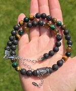 NASZYJNIK RUNA VALKNUT STAL 316L ZAPIĘCIE KAMIEŃ LAWA TYGRYSIE OKO 8 mm HIT