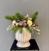 Elegancki świąteczny stroik w wazonie, świecznik.