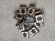 Drewniany brelok do kluczy z logo SUZUKI