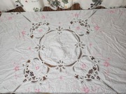Obrus z ręcznym haftem i koronką śr.150
