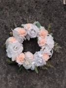 Wianek ze sztucznych kwiatów całoroczny