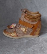 Złote sneakersy na koturnie Graceland 41