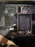 Korpus Huawei P20 Pro uzbrojony 
