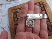 Breloczek podróżniczy z grawerem Explore Dream Discover, podróże