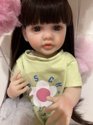 Śliczna laleczka reborn w stroju zielonego kwiatka