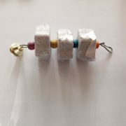 Kamień do ścierania dziobów i uzupełniający minerały z dzwonkiem potrójna