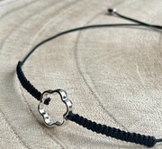 Bransoletka sznurkowa czarna srebrny kwiatek makrama regulowana