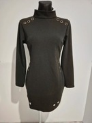 Czarna obcisła sukienka ze złotymi kołkami wiązana