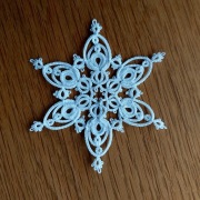 Dekor na choinkę śnieżynka frywolitka biala 9 cm