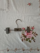 Wieszak żabka do małych 