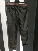 Spodnie woskowane czarne z paskiem z literą B, skóra