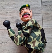 SADDAM HUSAJN bokser Satyryczna Figurka-Marionetka Retro Unikat