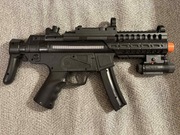 Duży plastikowy zabawkowy pistolet świecący i hałasujący