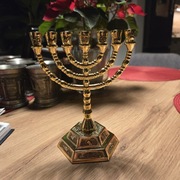 Menora - złoty świecznik siedmioramienny. Izrael