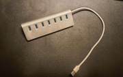 Hub USB 3.0 (x7) - możliwość podpięcia zewn. zasilacza