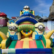 Dmuchany tor przeszkód Minionki