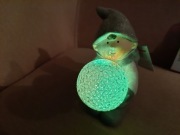 Figurka chłopiec z kulą świecącą