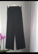 Spodnie z wysokim stanem i szerokimi nogawkami.