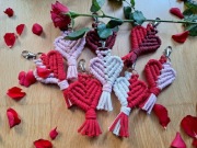 Ręcznie wyplatane serduszka z makramy