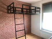 łóżko w stylu loft