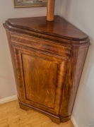 Zabytkowa komoda narożna
