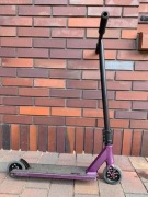 hulajnoga wyczynowa North Switchblade, kask TSG