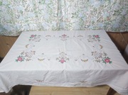 Ręcznie haftowany obrus 160x120