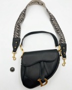 Elegancka czarna torebka  Saddle Bag z wymiennym paskiem