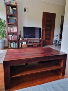 Meble kolonialne do salonu: RTV, regał, stolik