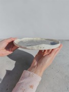 Płaski talerz ceramiczny handmade z okiem | naturalna forma | 22 cm