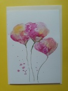Kartka ręcznie malowana akwarelą z żółto - różowymi kwiatami. 