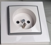 Gniazdko elektryczne Karlik MINI + szara ramka