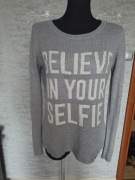 Szary sweter z napisem believe in selfie S kod1032