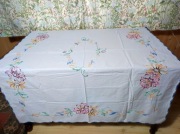 Ręcznie haftowany obrus 118x115