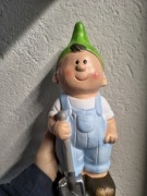 Figurka ceramiczna chłopiec skrzat krasnal błękitny strój