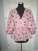 Różowa bluzka z baskinką marki YAS