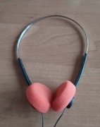 Słuchawki z pomarańczowymi gąbkami 