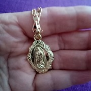 Łańcuszek z medalikiem z wizerunkiem MB z Gwadelupe w kolorze złotym. 