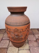 Dzban z wyduszanymi wzorami, wys.41 cm, gliniany