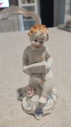 Figurka putto z harmonią sygnatura Schaubach Kunst