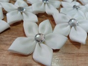 Kwiatki ze wstążki 