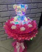 Bukiet z róż mydlanych i lampki w kształcie misia. . 