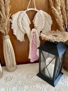 Anioł stróż ze skrzydłami na drewnianej obręczy