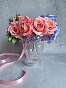 Duży wianek na głowę z łososiowych i błękitnych róż