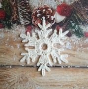 Gwiazda śnieżynka zawieszka szydełkowa ozdoba na choinkę, okno.