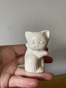 Kot stara ceramiczna figurka