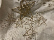 Gwiazdki biało-srebrne z wikliny papierowej