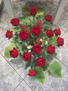 Komplet z róż welurowych na cmentarz,  2 wazony, obciążony 