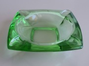 Duża zielona popielnica z PRL, zielone szkło, 16 cm x 3,5 cm