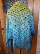 Azurowa chusta ombre wykonana na szydelku 